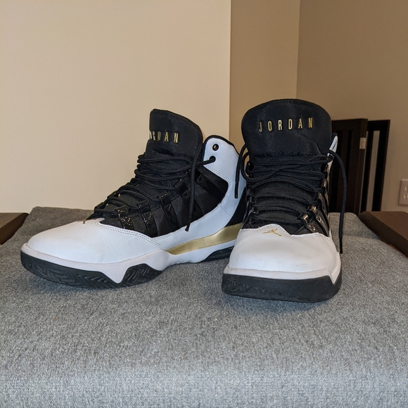 Jordan Max Aura- white, metallic gold and black men's size 9.5 - Picture 4 of 5